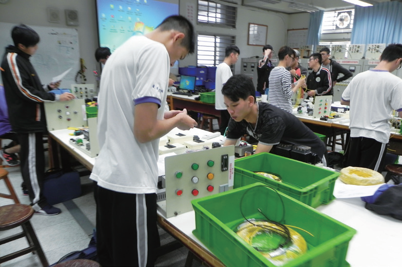電機與資訊技術系學生操作課程實況